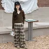 Conjunto de Moletom com Capuz Falso de Duas Peças e Calça Wide Leg Xadrez para Meninas Primavera e Outono 2026 Novo Estilo Conjunto Casual Coreano de Duas Peças para Crianças Pequenas e Grandes