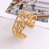 Pulsera Abierta Hueca de Cruz Electrochapada en Oro Real de 18K, Pulsera de Moda Minimalista Europea y Americana con un Diseño Único, Joyería de Nicho