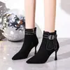 Botas Fashion Femininas 2026 Outono Inverno Novas Elegantes Fivela Bico Fino Salto Alto Agulha Estilo Britânico Emagrecedoras Botas Curtas