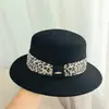 Novos estilos de outono e inverno na Europa e América: chapéus modernos de abas largas com estampa de leopardo, chapéus de aba reta e novos chapéus de lã estilo jazz para homens e mulheres