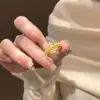 Novo anel pequeno de coroa de diamantes para mulheres, design de nicho ins, padrão de renda, anel versátil oco francês moderno