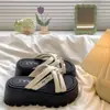 Lindas Chinelos Cruzados com Strass para Combinar com Saias, Roupa Feminina para Exterior, Novo Modelo de Verão 2025, Sandálias de Praia Prata Antiderrapantes com Solado Grosso