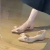 Sapatos femininos estilo coreano 26 novos de verão com laço e bico fino, slip-ons que aumentam a altura, sapatos elegantes para o trabalho com saltos baixos que não cansam os pés