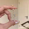 Pulseira de Pérola Margarida com Diamantes Cintilantes Cor Dourada Usada, com Toque de Luxo Leve e Alto Padrão, Joia Empilhável com Zircônia Microincrustada