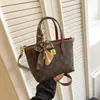 Bolsa Pequena Super Quente para Mulheres 2026 Novo Estilo Nicho Monograma Bolsa de Cesta de Piquenique de Mão Estilosa Versátil Bolsa de Ombro Único Transversal