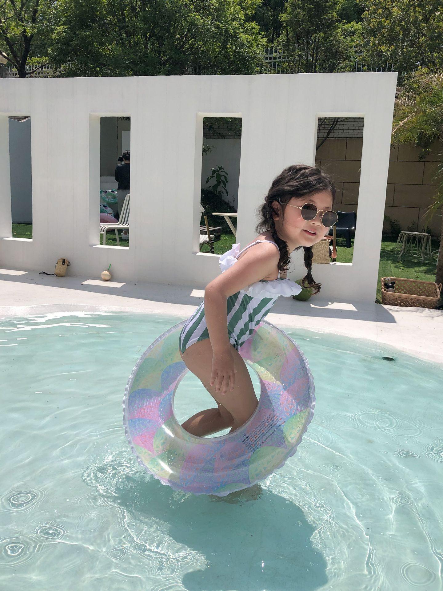 缤纷炫彩彩虹游泳圈7