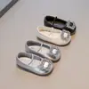 Sapatos de Salto Único com Fivela de Strass para Meninas 2026 Nova Coleção Primavera e Verão Estilo Coreano para Meninas Sapatos de Couro Sapatos de Performance com Solado Macio para Crianças Sapatos de Princesa