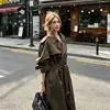 Gabardina Elegante de Estilo Británico Color Marrón de Longitud Media Ceñida a la Cintura para Mujer 2026 Primavera/Otoño Estilo Coreano Abrigo Recto para Figuras Pequeñas