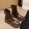 2026 Botines gruesos de suela de plataforma estilo británico, versión coreana moderna y elegante que aumenta la altura, zapatos de moda versátiles con suela de goma