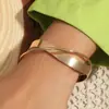 Estilo europeu com textura metálica, linhas cruzadas irregulares, torcido, geométrico personalizado, pulseira de superfície lisa, em estoque