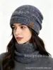 Envío transfronterizo de conjuntos de gorro y bufanda cálidos de invierno europeos y americanos, gorros de punto con forro polar que protegen las orejas para mujer