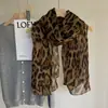2026 Estilo Retro Americano Chica Picante Estampado de Leopardo Bufanda para Mujer Sensación de Alta Gama Bufanda Larga de Seda Bufanda de Gasa Estilo Delgado Estilo Deseo Puro Chal