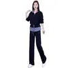 Elegante atuendo de otoño para mujer: un conjunto de dos piezas que incluye una sudadera de retazos a rayas con cuello, y pantalones de pierna ancha, diseñados para ser favorecedores, versátiles y casuales
