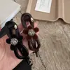 Grampo Elegante de Veludo com Flor e Strass Torcido, Presilha Fashion Retrô para Rabo de Cavalo, Pente de Cabelo de Luxo para a Parte de Trás da Cabeça, Grampo de Peça Única