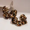 Brincos Europeus e Americanos em Tecido de Pérola Sintética com Flor e Estampa de Leopardo em Forma de C, Brincos High-End Melard Retro Outono e Inverno para Mulheres