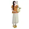 Conjunto de Maternidad: Elegante Atuendo de Verano en Color Calabaza, Top Estilo Muñeca con Elegantes Mangas Abullonadas, y Falda de Maternidad
