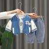 Traje de primavera para niño 2025, primavera y otoño, nuevo traje de béisbol con diseño de oso de dibujos animados para niños, chaqueta de estilo occidental, conjunto de tres piezas para niños