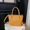 Bolso tipo cubo con textura tejida para mujer, nuevo estilo 2026, bandolera individual, bolso de mano de moda, diseño de nicho, bolso con amuleto de flor