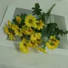 Venta al por mayor de fábrica Envío transfronterizo de Flores Artificiales de Manzanilla Artificial de 5 Ramas Multicabeza y Margaritas Pequeñas, Decoraciones de Ramo de Alta Calidad