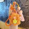 Pingente de menina cacheada moderno e estiloso de desenho animado, boneca de pelúcia, pequeno presente para bolsas femininas, decoração de chaveiro, chaveiro
