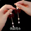 2025 Nuevos Pendientes y Clips para Orejas de Gancho Rojo Afelpado con Bola de Lazo y Borla, Versátiles para el Otoño e Invierno, Ambiente Navideño