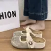Sandálias Slip-On de Solado Plano com Aumento Oculto de Altura, Cabedal em Malha e Fechamento em Velcro para Mulheres, Novo Modelo Verão 2026
