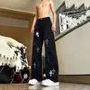 Calça jeans masculina estilo americano, de rua, com efeito desgastado e cruz, apresentando um design único de strass, perna reta com lavagem, levemente alargada.