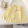 Cardigan de Tricô Novo para Meninas Primavera e Outono 2026, Casaco Versátil Fofo de Urso para Crianças, Blusa Colorida com Botões para Bebê Venda por Atacado