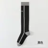 Calcetines Deportivos de Pantorrilla de Alta Elasticidad sin Presión para Mujer de Primavera y Verano con Diseño Geométrico Color-Blocking para Fitness, Ciclismo, Tenis y Moda