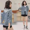 Chaqueta de mezclilla con capucha bordada para mujer, nuevo estilo coreano 2025, chaqueta de béisbol versátil suelta de manga larga, color de la imagen, otros colores disponibles