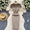 Vestido de malha de manga curta feminino estilo Chanel estilo vintage francês decote em V fivela de metal bloco de cores vestido de base slim fit