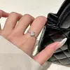 Anillo exquisito y delicado con incrustaciones de diamantes, con un aire exclusivo y de alta gama, adecuado para estudiantes mujeres, con un sencillo diseño de mariposa y corazón, perfecto para apilar o como anillo de pareja de estilo abierto.