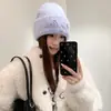 Gorro de Punto Cálido Estilo Coreano con Bordado de Letras para Mujer Sentido del Diseño Gorro de Lana Engrosado Transpirable Protección para los Oídos Cubre Cabeza Beanie