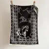 Nuevo pañuelo vintage transfronterizo con estampado de caballos para mujer, otoño e invierno, abrigo versátil de alta gama de cachemira sintética, chal cálido al por mayor