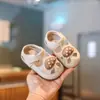 Sapatos macios para bebês de 10 meses a 3 anos, pré-caminhada, estilo primavera-verão, sapatos de couro ocos macios para meninas, sapatos de mola modernos e versáteis