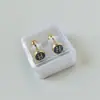 Aretes Mini Gota de Aceite Dorados de Acero de Titanio en Caja Aretes Sencillos de Tornillo Cuatro Hojas Pendientes de Marca Grande