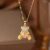 Colar de Aço Titânio Dongguan para Mulheres com Pingente em Forma de Coração com Diamante Rosa Microincrustado, Corrente para Clavícula Versátil e da Moda, Banhado a Ouro 18K