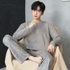 Nueva colección de otoño e invierno: pijama largo cálido y cómodo para hombre con pantalón largo y un solo bolsillo, hecho de lana y seda, adecuado tanto para usar en interiores como en exteriores