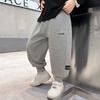Calça de Moletom Masculina Primavera e Outono 2026 Nova Moda Outono Calça Jogger Esportiva Infantil Calça Longa Casual Versátil para Bebês e Crianças Tendência