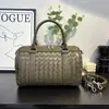Bolsa de Almofada Trançada de Couro Genuíno de Nicho Bolsa Transversal Portátil de Luxo Leve Bolsa Boston Versátil para Viagem e Uso Diário para Mulheres
