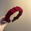 Diadema de Terciopelo Fruncido Estilo Nuevo 2026, Roja, Elegante Diadema de Ala Ancha Estilo Francés, Sensación de Alta Gama, Accesorio para el Cabello Moderno y Versátil