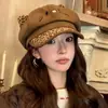 Bonito sombrero octogonal con estampado de leopardo y orejas de gato, boina cálida de gamuza estilo japonés para otoño e invierno, gorra de vendedor de periódicos versátil