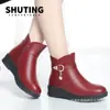 Botines de invierno para mujer con forro de polar, botines cortos de otoño e invierno acolchados de algodón, zapatos para madre, cómodos, suela suave, antideslizantes, botines cortos de tacón de cuña