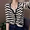 Dropshipping internacional de suéter de tricô feminino falso de duas peças com decote em V, novo estilo outono 2026, solto e afina a silhueta, blusa de tricô de manga longa