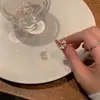 Brincos de Flor Francesa de Primavera Doces com Pérolas e Diamantes Incrustados, Formato C, Luxo Leve e de Alta Qualidade, Atmosphere Sem Furos, Presilhas de Orelha