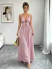 Vestido longo listrado de moda feminina fresca europeu e americano, com gola halter, decote em V profundo, acabamento em cor contrastante, acinturado e saia ampla.