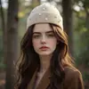 Gorro de Color Sólido Cálido Perlado Moda Otoño e Invierno Versátil Gorro de Punto sin Costuras Trendy de Lana para Mujer Venta al por Mayor