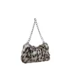 Bolso de Peluche Europeo, Americano, Japonés y Coreano Transfronterizo, Bolso de Hombro de Piel con Cadena Estampado de Leopardo, Ambiente de Otoño e Invierno, Bolso de Axila de Alta Gama Moderno y Genial