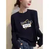 Camiseta de mujer de algodón puro de manga larga, estilo europeo, color marrón oscuro, hombros rectos, moderna y versátil, top favorecedor y elegante, adecuada como capa base