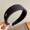Faixa de cabeça larga de tricô minimalista e elegante estilo coreano para mulheres, novo modelo 2026, adequada para uso diário, projetada para realçar a aparência da linha do cabelo e pode ser usada como faixa de cabeça para lavar o rosto ou presilha de cabelo